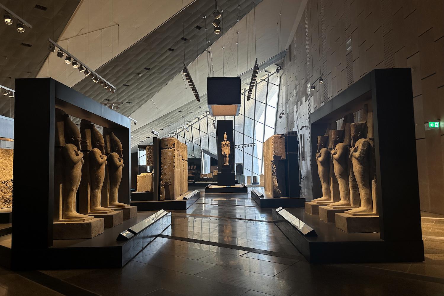  Ein Blick ins Innere des Großen Ägyptischen Museums 