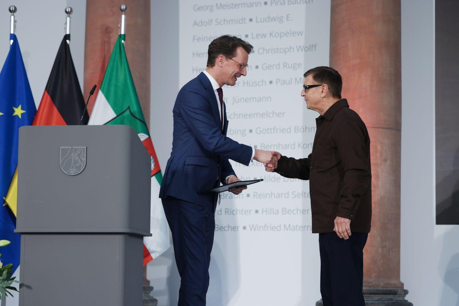 inisterpräsident Wüst (CDU, l) übergibt dem Fotokünstler Andreas Gursky die Urkunde über den Staatspreis NRW