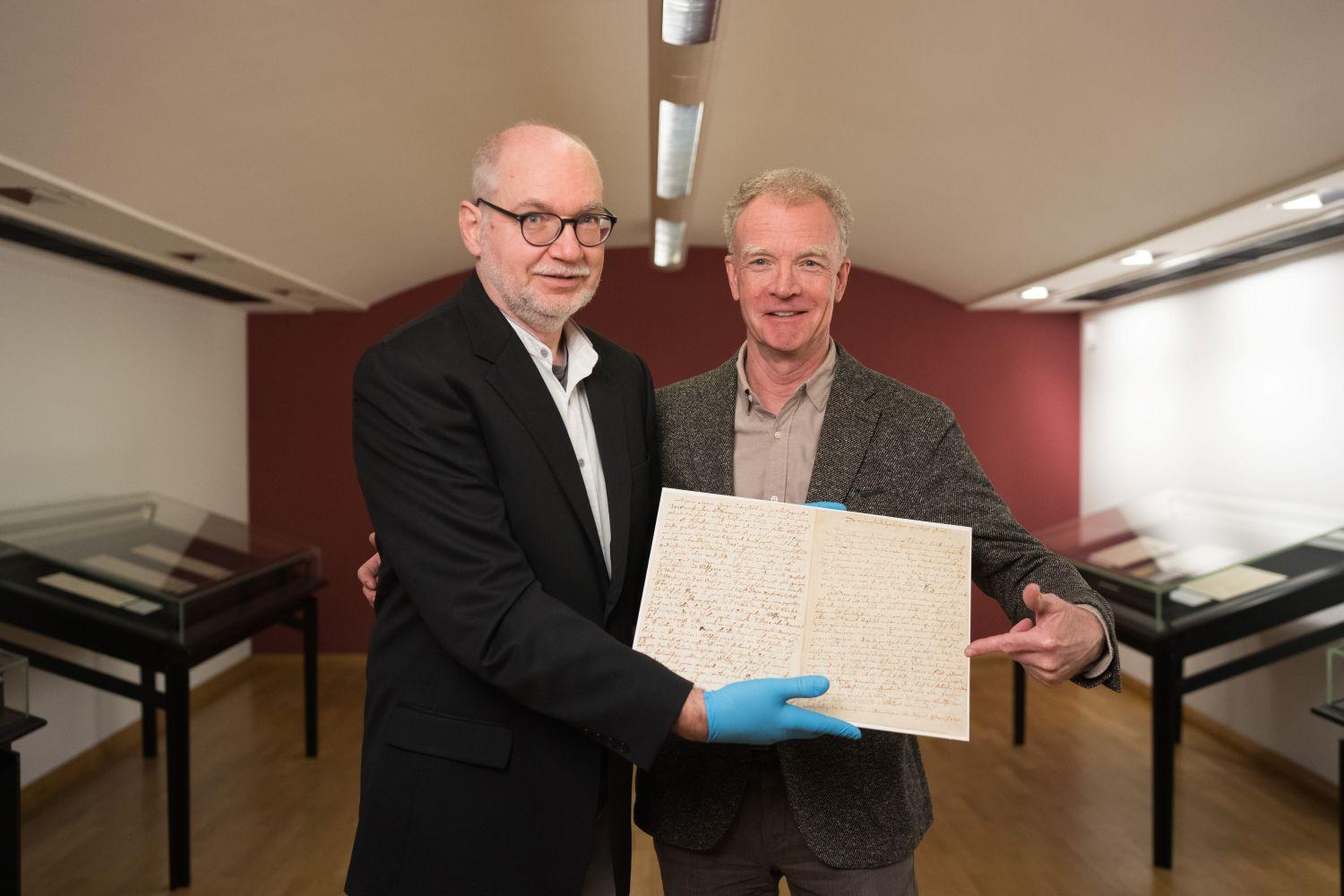  Ulrich Leisinger, Wissenschaftlicher Leiter der Internationalen Stiftung Mozarteum (links), und der Präsident der Stiftung Johannes Honsig-Erlenburg, mit einem Mozart-Brief.