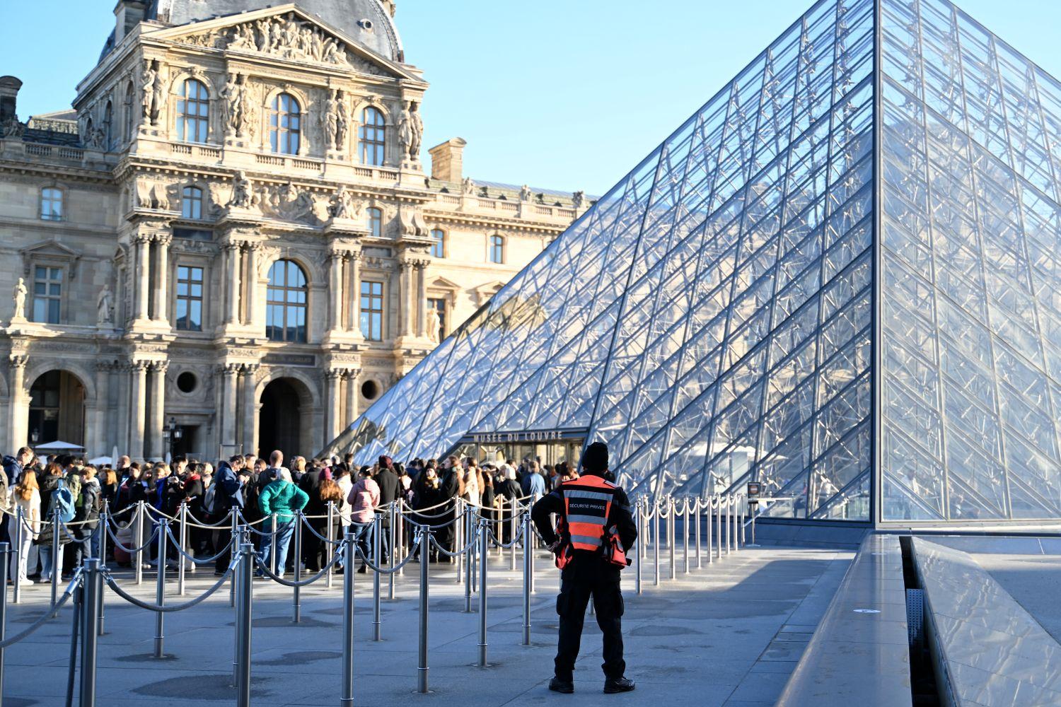 Menschen vor dem Louvre