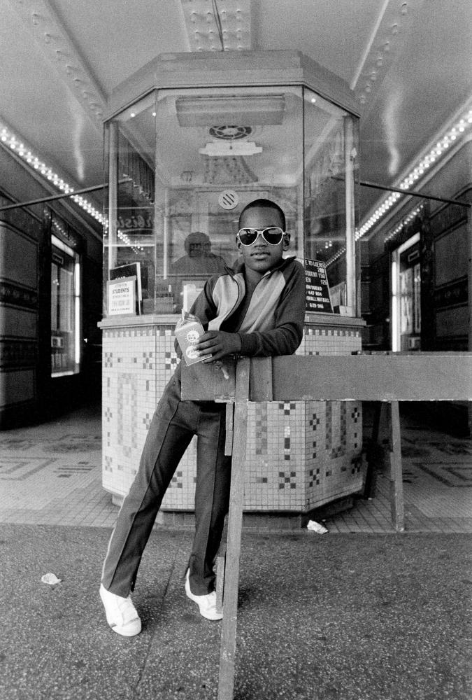 Dawoud Bey "A Boy in Front of the Loews 125th Street Movie Theater" aus der Reihe "Harlem U.S.A."), 1976, zu sehen im Studio Museum in Harlem, New York, 2025