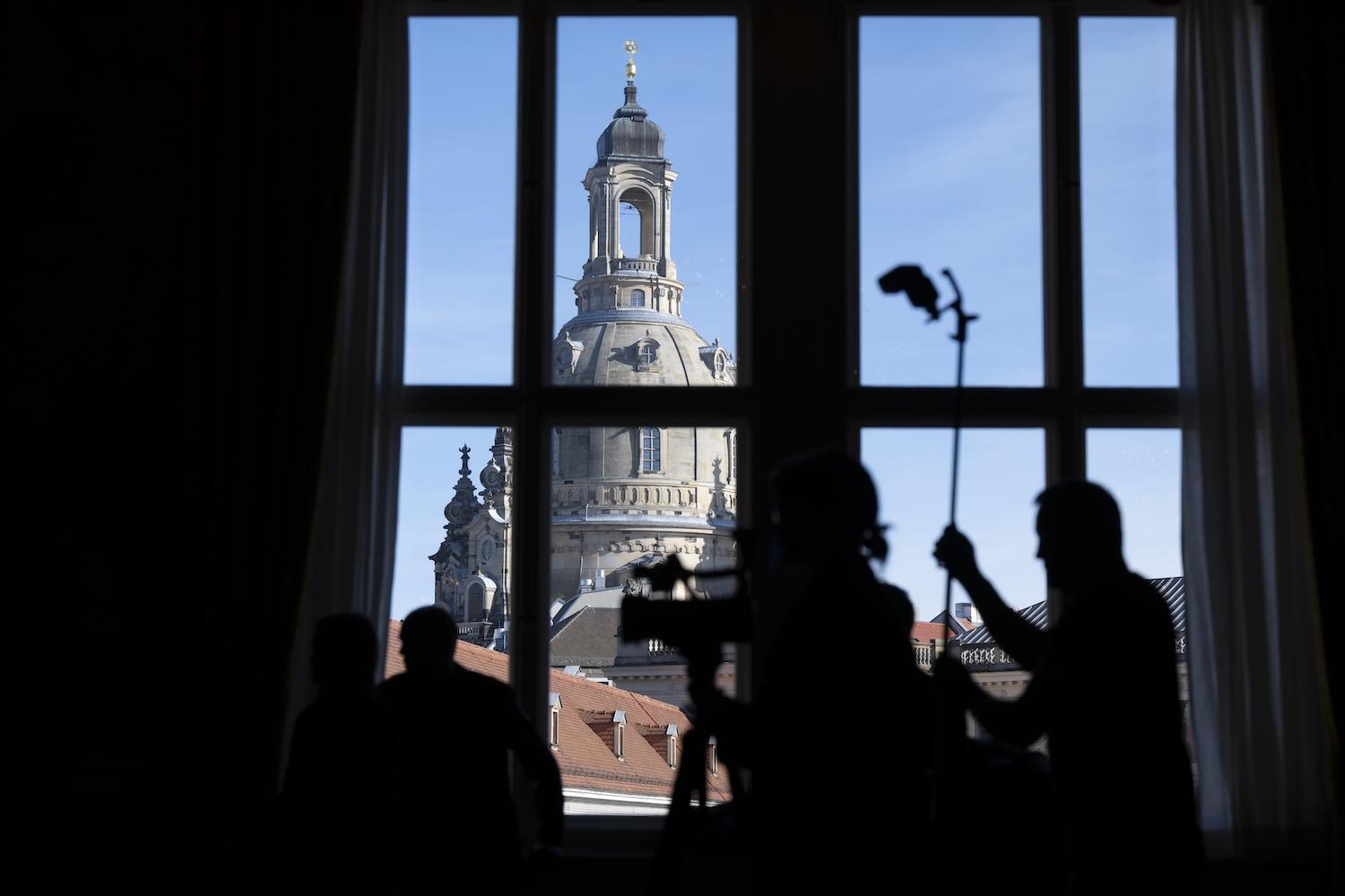 Pressekonferenz der Staatlichen Kunstsammlungen Dresden im Residenzschloss, im Hintergrund die Frauenkirche