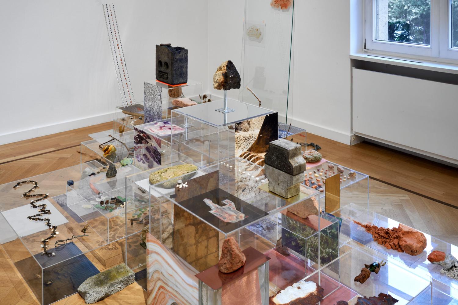 Andrea Acosta "A veces hay que tropezar dos veces con la misma piedra (Manchmal muss man demselben Stein zweimal begegnen)", 2018/25, Ausstellungsansicht "Solastalgie", Museum Giersch, Frankfurt am Main, 2025