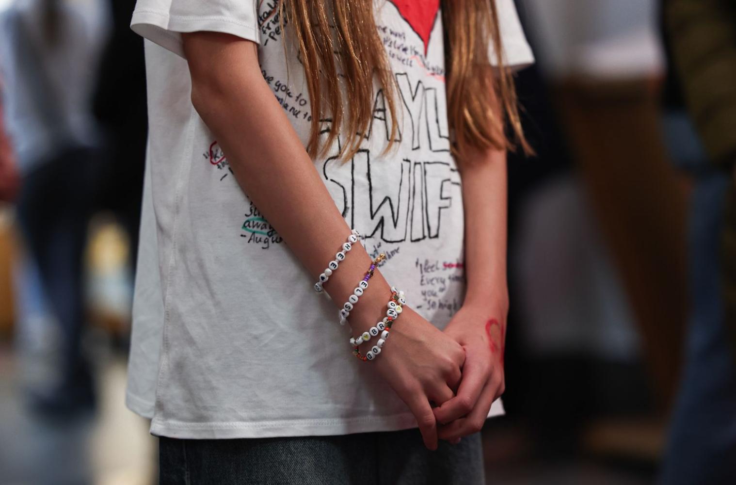 Swiftie mit Freundschaftsbändchen