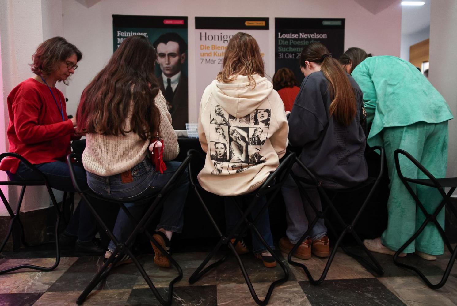 Swift-Fans knüpfen Armbänder im Museum Wiesbaden 