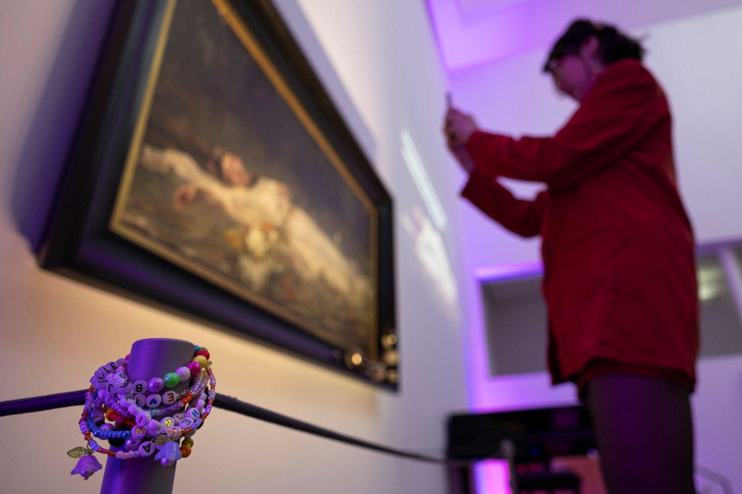 Swiftie vor Gemälde "The Fate of Ophelia"