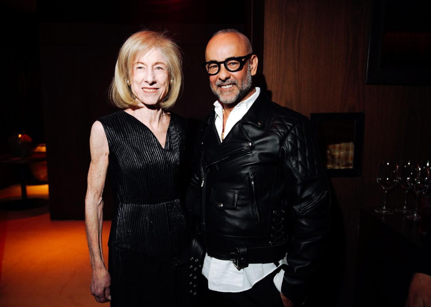 Angela Westwater mit dem Modeschöpfer Francisco Costa 2023 in New York