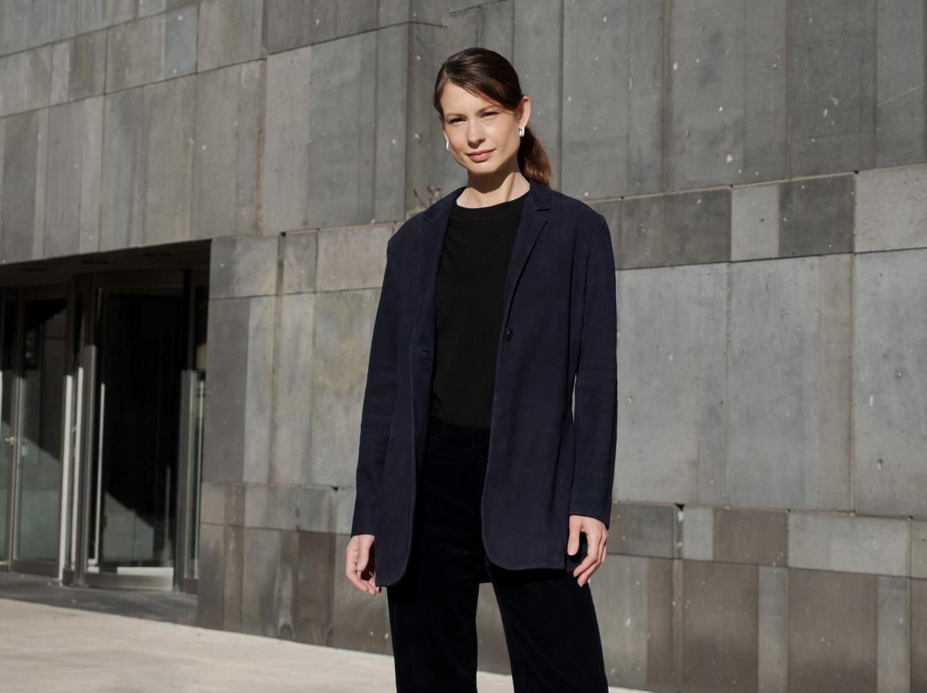 Fatima Hellberg vor dem Mumok im Museumsquartier Wien