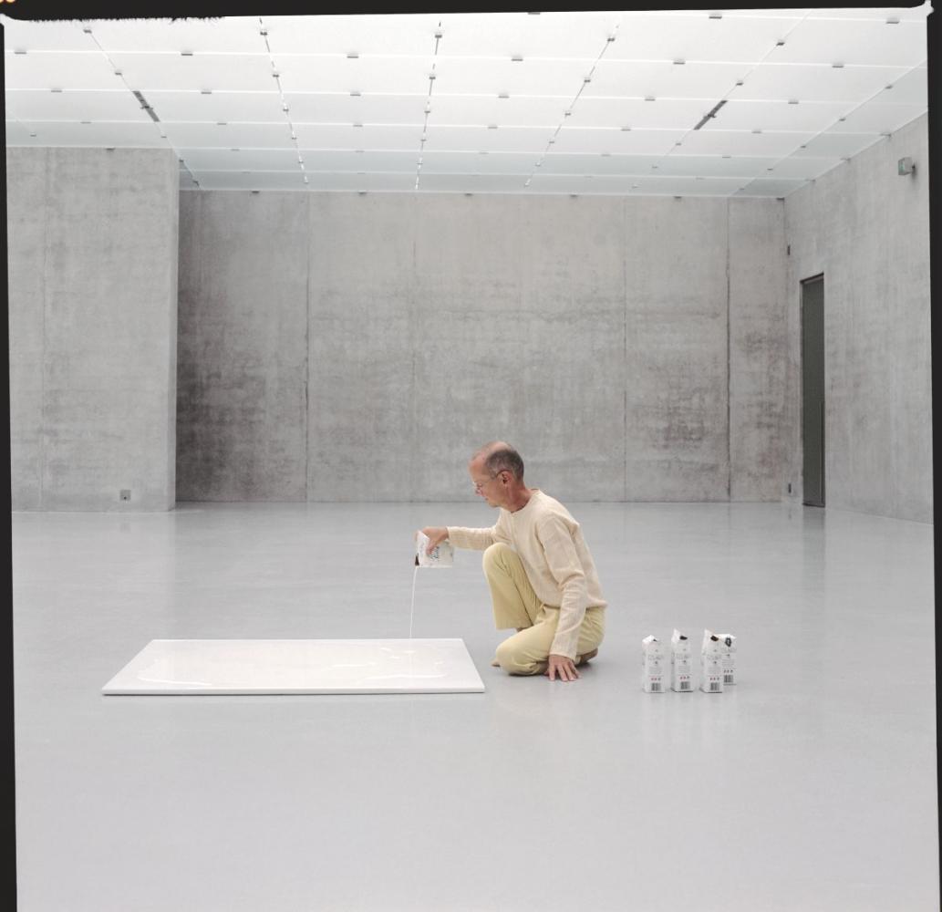 Wolfgang Laib bei der Installation seines Werks "Milchstein", 1987–89, im Kunsthaus Bregenz, 1999