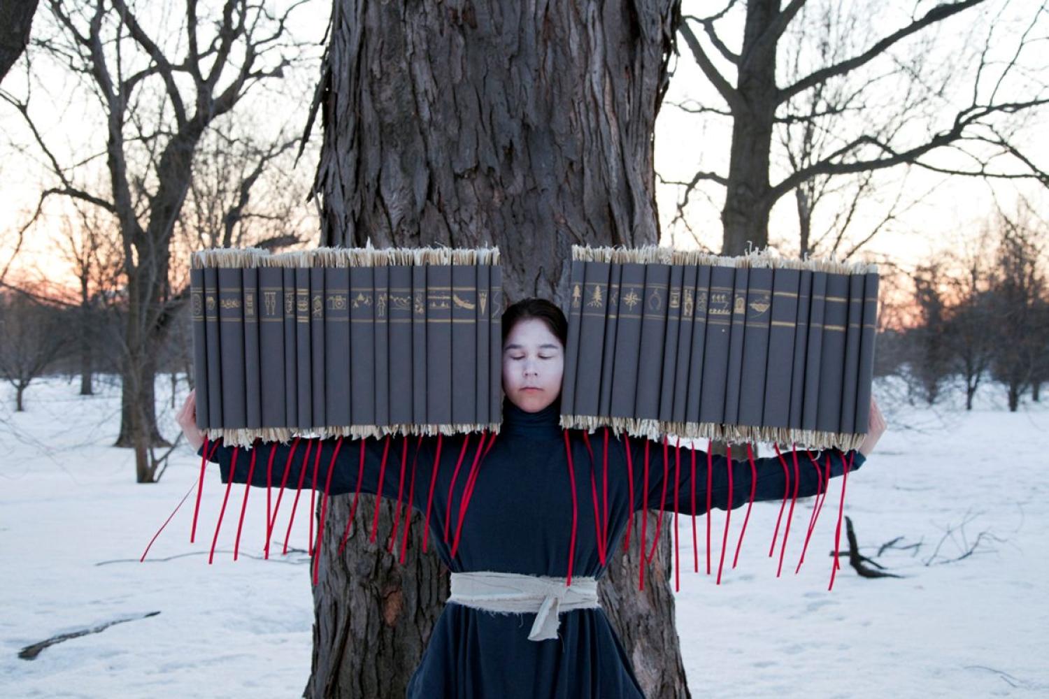 Time's Gravity von Meryl McMaster in der Ausstellung "Sich verwandt machen" (V-5184)