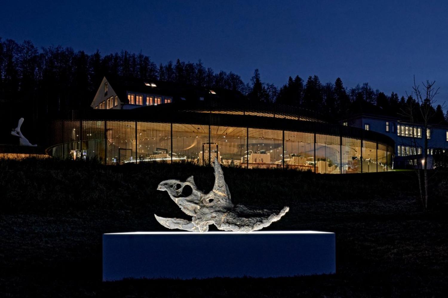 Der Triceratops-Schädel vor den Panorama-Ateliers von Audemars Piguet
