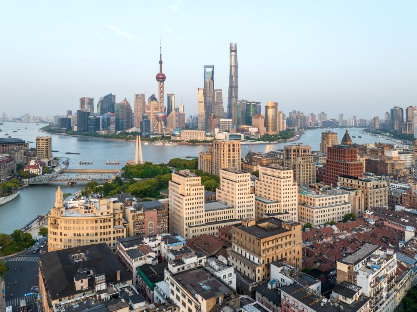 Die Skyline von Shanghai. Im Vordergrund das Rockbund Art Museum von David Chipperfield Architects