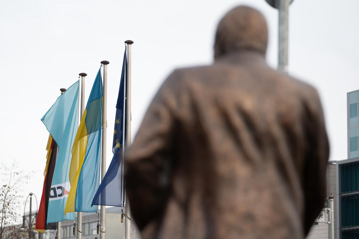 Vor dem Konrad-Adenauer-Haus baut das Zentrum für Politische Schönheit eine Walter-Lübcke-Statue auf