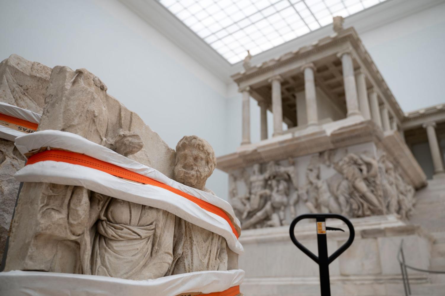 Skulpturen steht verpackt vor dem Pergamonaltar in Berlin, 2025