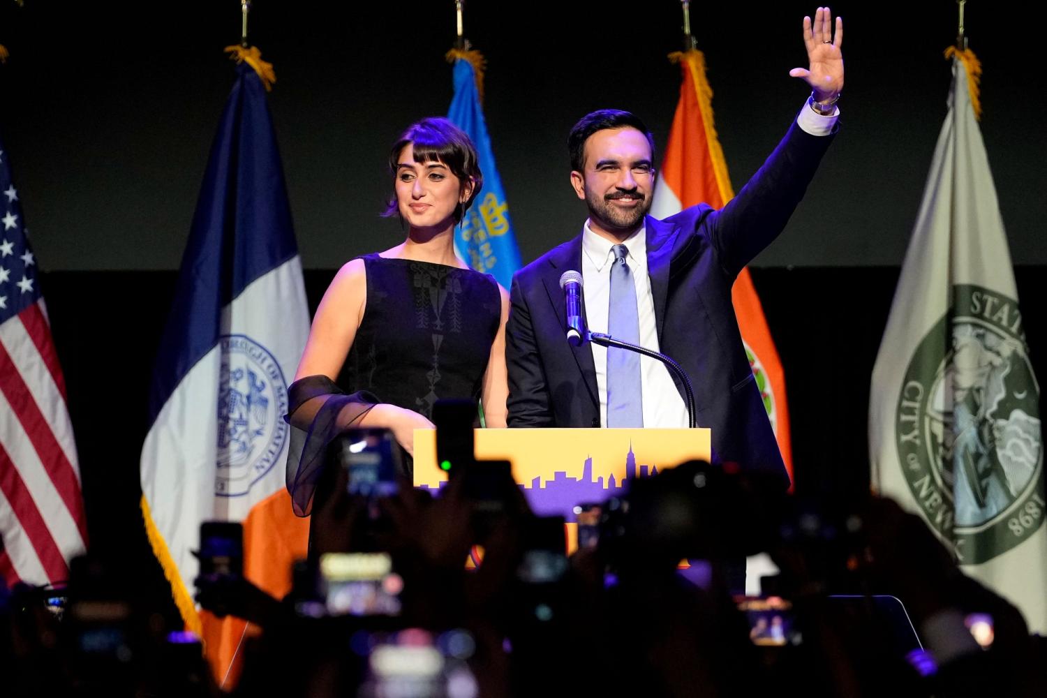 Der gewählte Bürgermeister Zohran Mamdani (r) und seine Frau Rama Duwaji reagieren auf Unterstützer während einer Wahlparty in New York, 2025