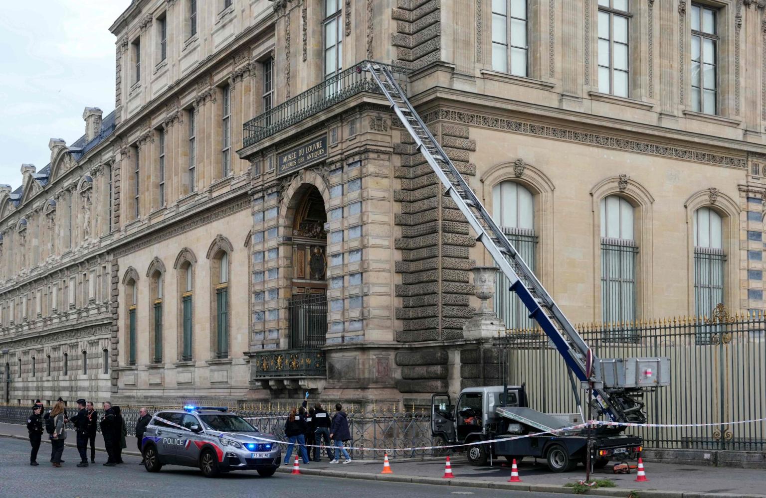 Polizisten stehen neben einem Möbelaufzug am Louvre-Museum in Paris, 2025