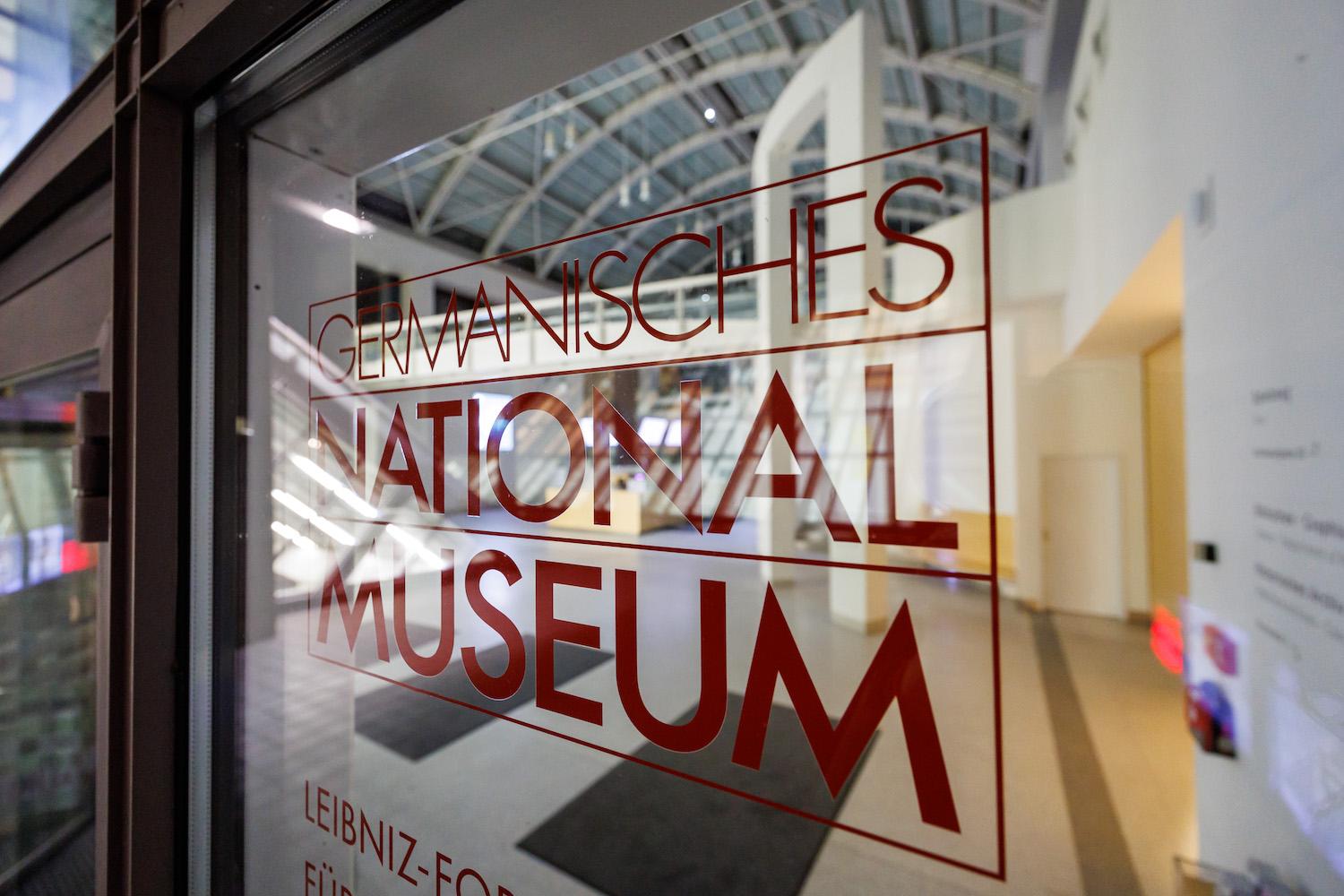  Glasscheibe am Eingang des Germanischen Nationalmuseums