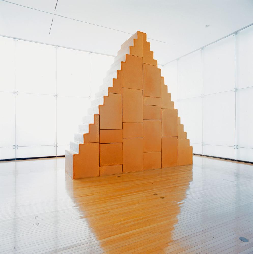 Wolfgang Laib "Zikkurat", 2000, Installationsansicht im Toyota Municipal Museum of Art, Toyota City, Japan