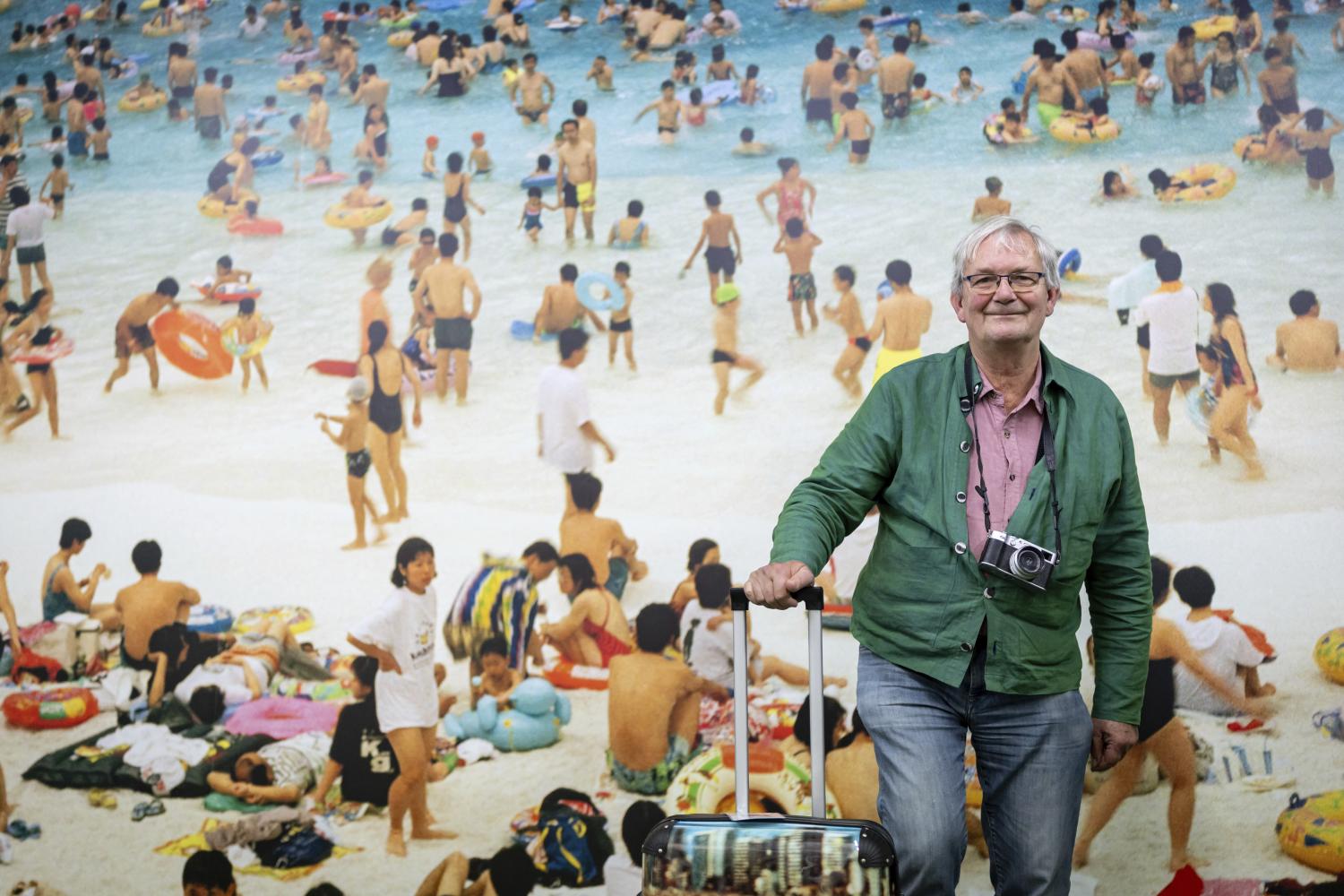 Martin Parr im Oktober 2025 in der Ausstellung "Grand Hotel Parr" im Neuen Museum Nürnberg 