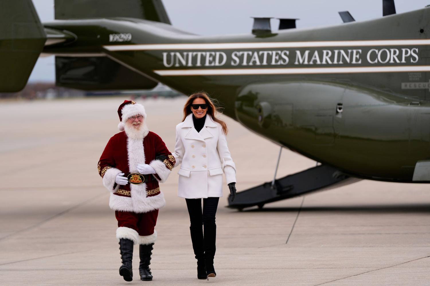 Die First Lady der USA, Melania Trump, kommt mit dem Weihnachtsmann auf der Marine Corps Base Quantico zu einer Toys for Tots Wohltätigkeitsveranstaltung in Quanticoan, 2025