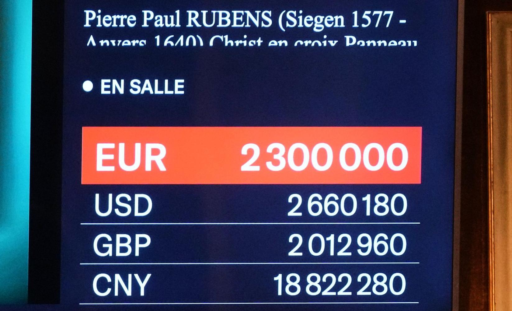 Eine elektronische Anzeigetafel zeigt das Gebot an, nachdem das lange verschollene Gemälde "Kreuzigung Jesu Christi" des Barockmeisters Peter Paul Rubens für 2,3 Millionen Euro versteigert worden ist