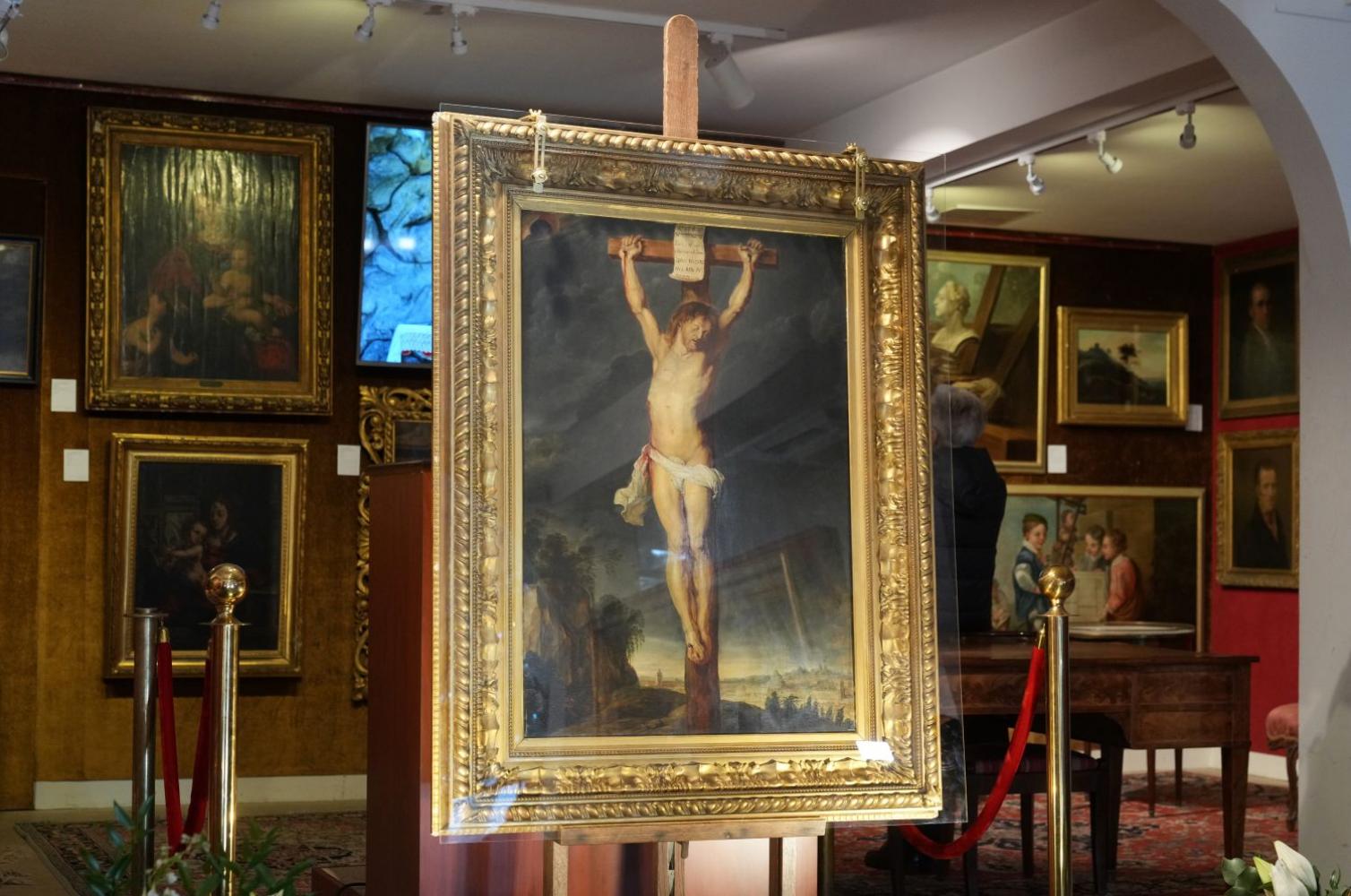  Das lange verschollene Gemälde "Kreuzigung Jesu Christi" des Barockmeisters Peter Paul Rubens, das mehr als vier Jahrhunderte lang versteckt war, wird am 30. November 2025 im Auktionshaus Osenat westlich von Paris, im Rahmen einer Auktion ausgestellt