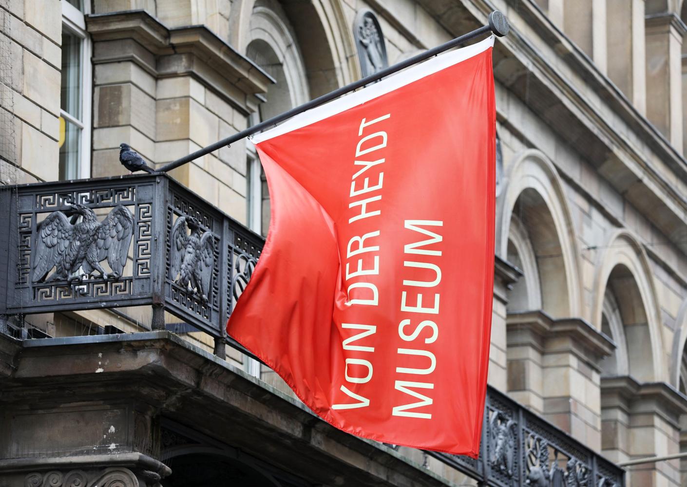 Fahnen wehen am Von der Heydt-Museum in Wuppertal