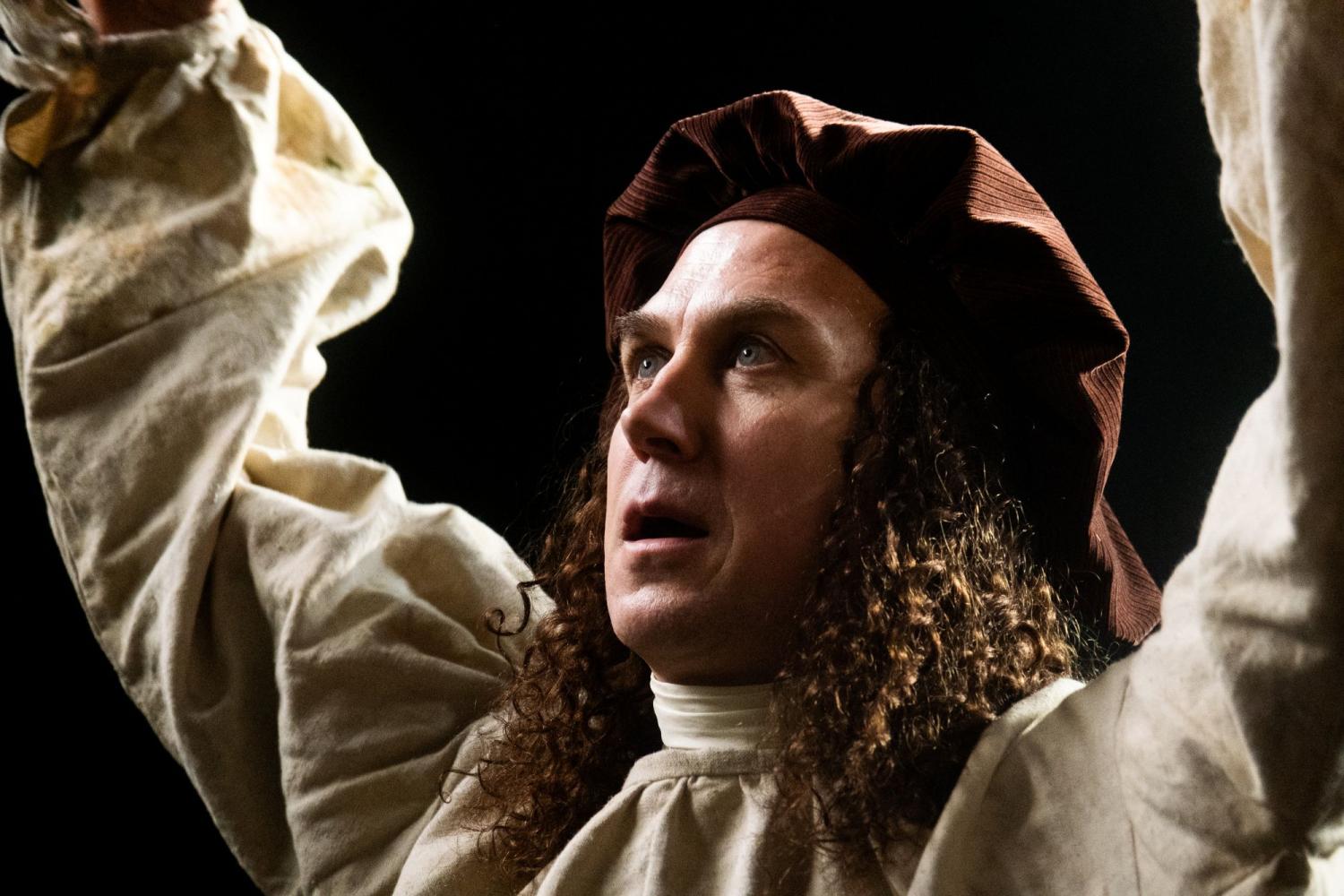 Lars Eidinger als Hofmaler Delalandre in "Leibniz – Chronik eines verschollenen Bildes"