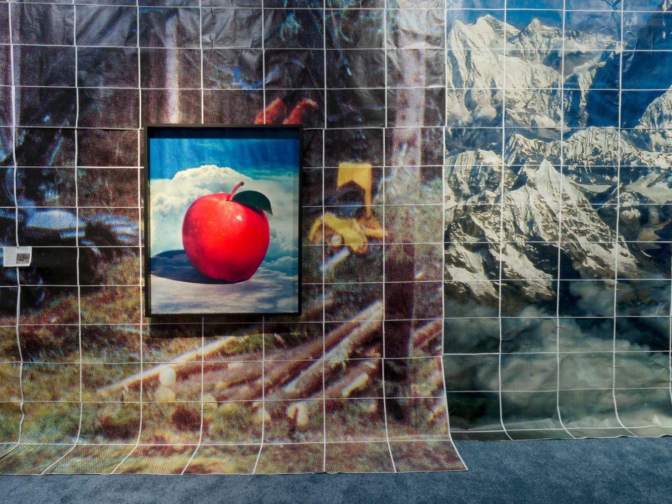 Sara Cwynar "Baby Blue Benzo", 2024, Installationsansicht 52 Walker, New York, 2024