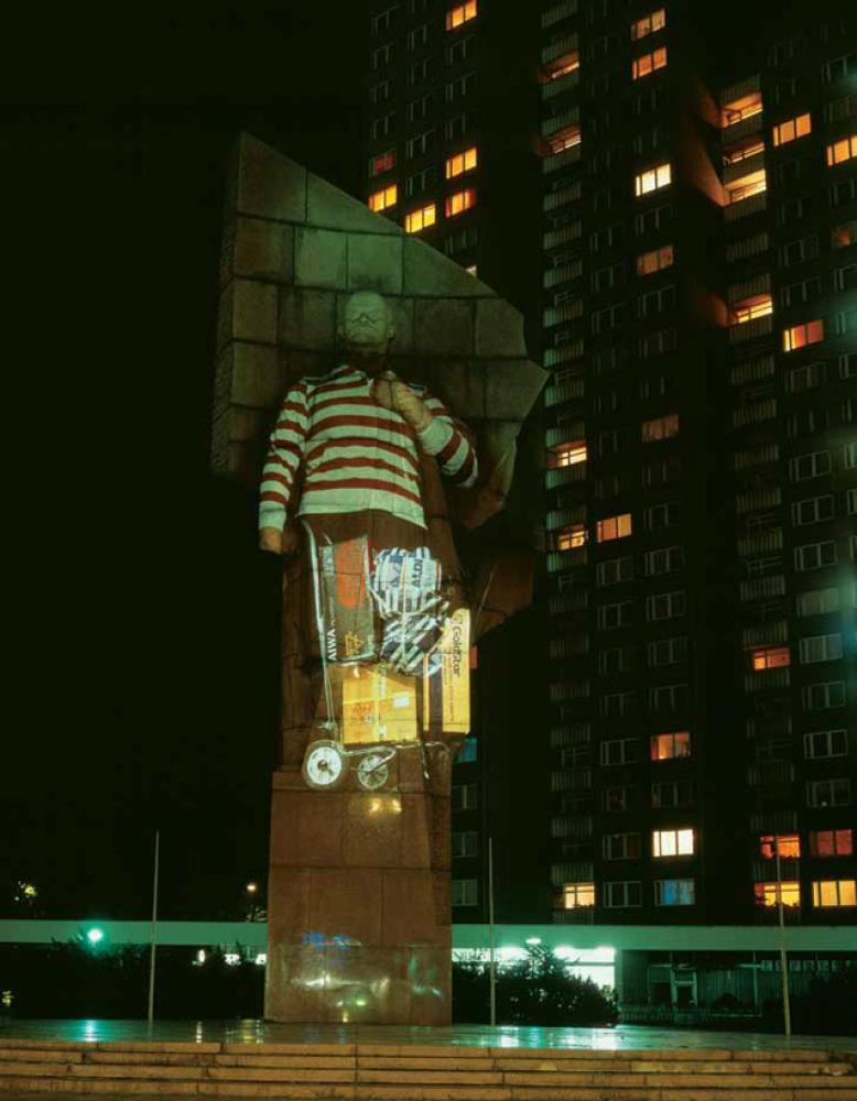 Krzysztof Wodiczko "Die Endlichkeit der Freiheit", Leninplatz, Berlin, 1990