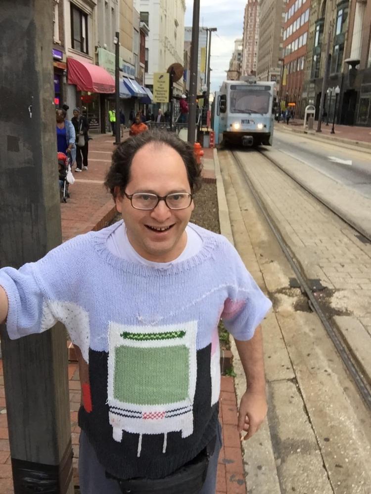 Sam Barsky mit seinem "Baltimore-Light-Rail-Pullover"