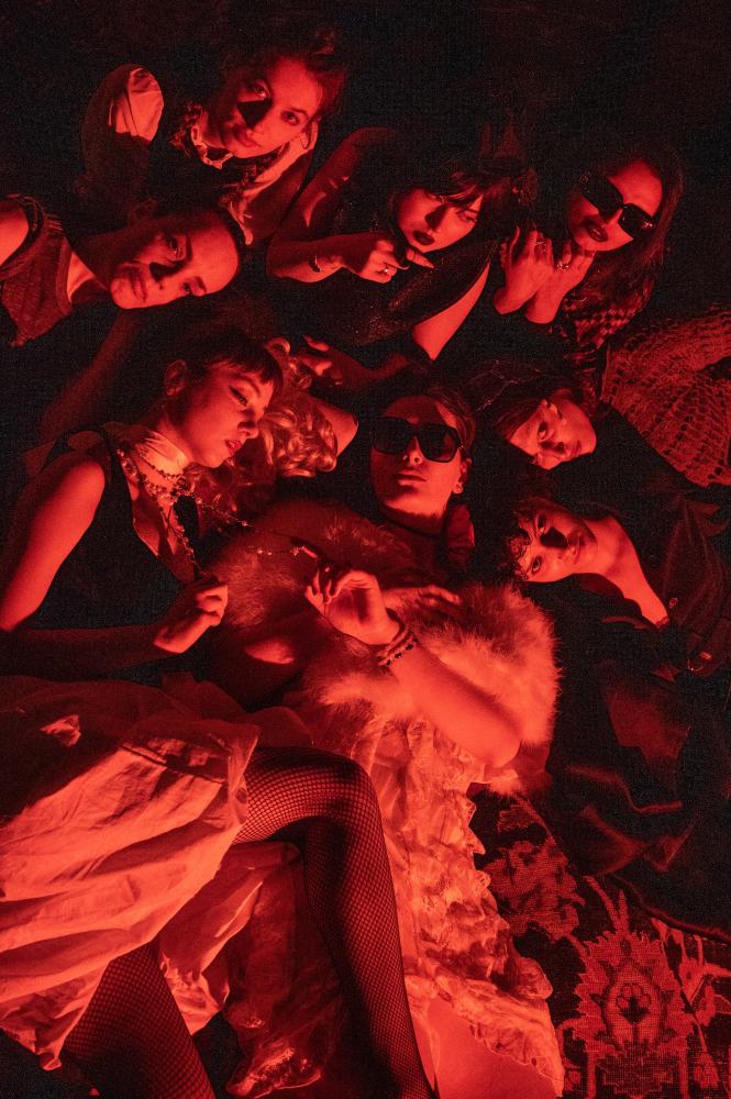 Unsere Kolumnistin Anna Gien (Mitte, mit Sonnenbrille) hat zum ersten Mal eine Kunstperformance inszeniert