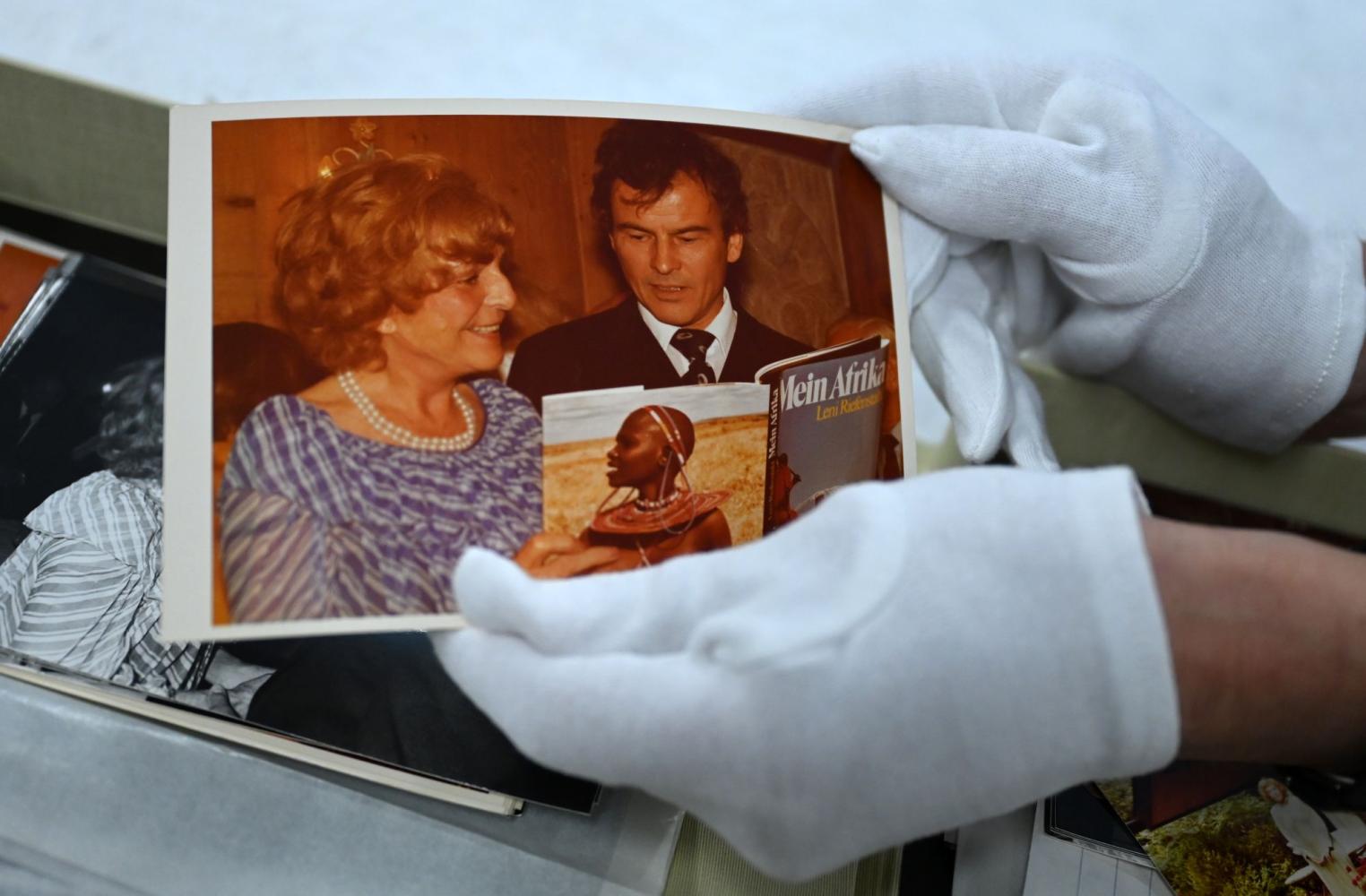 Fotografie von Leni Riefenstahl und Horst Buchholz