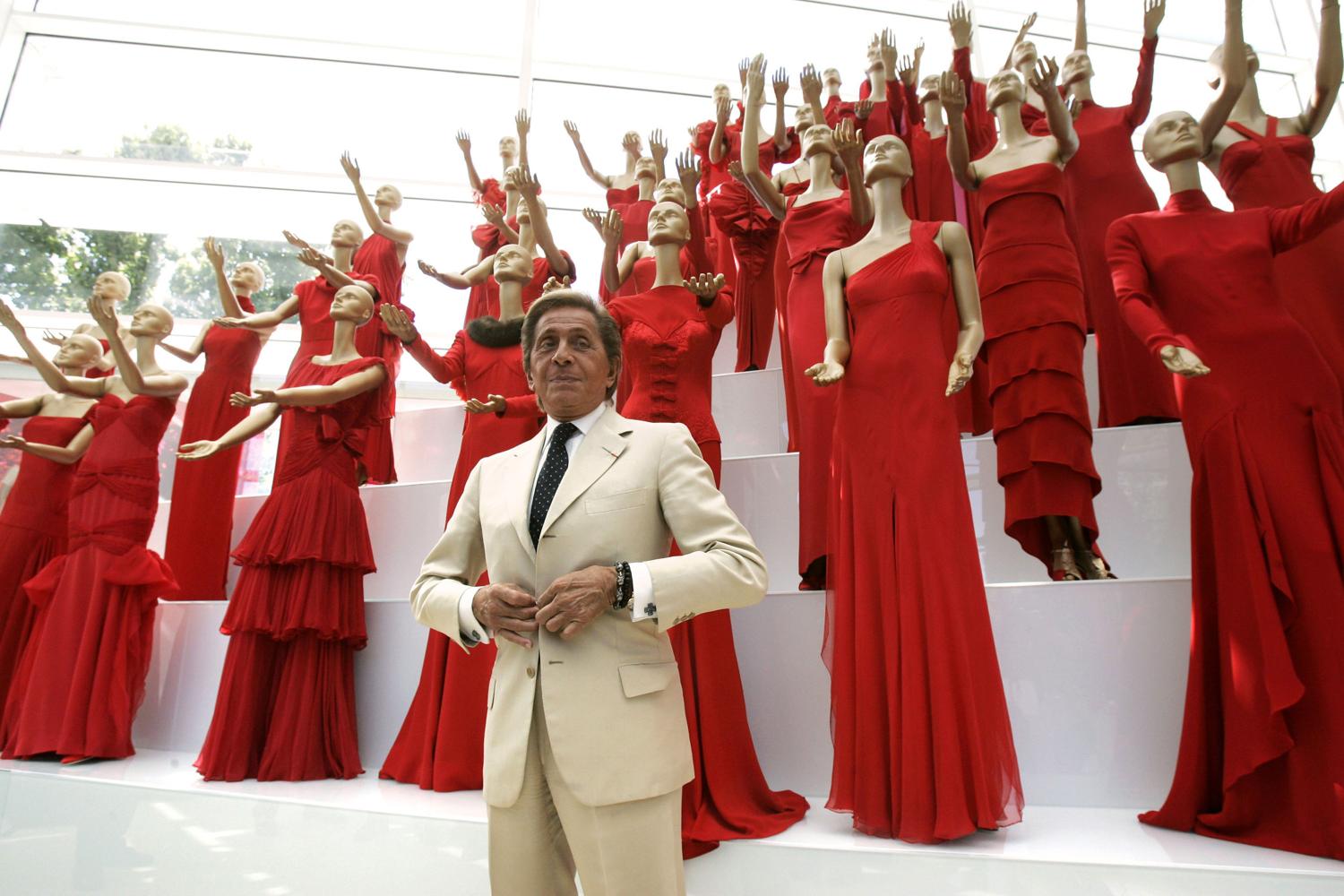 Markenzeichen Rot: Der italienische Modedesigner Valentino Garavani 2007 bei einer Ausstellung seiner Kreationen im Museum Ara Pacis in Rom, 2007