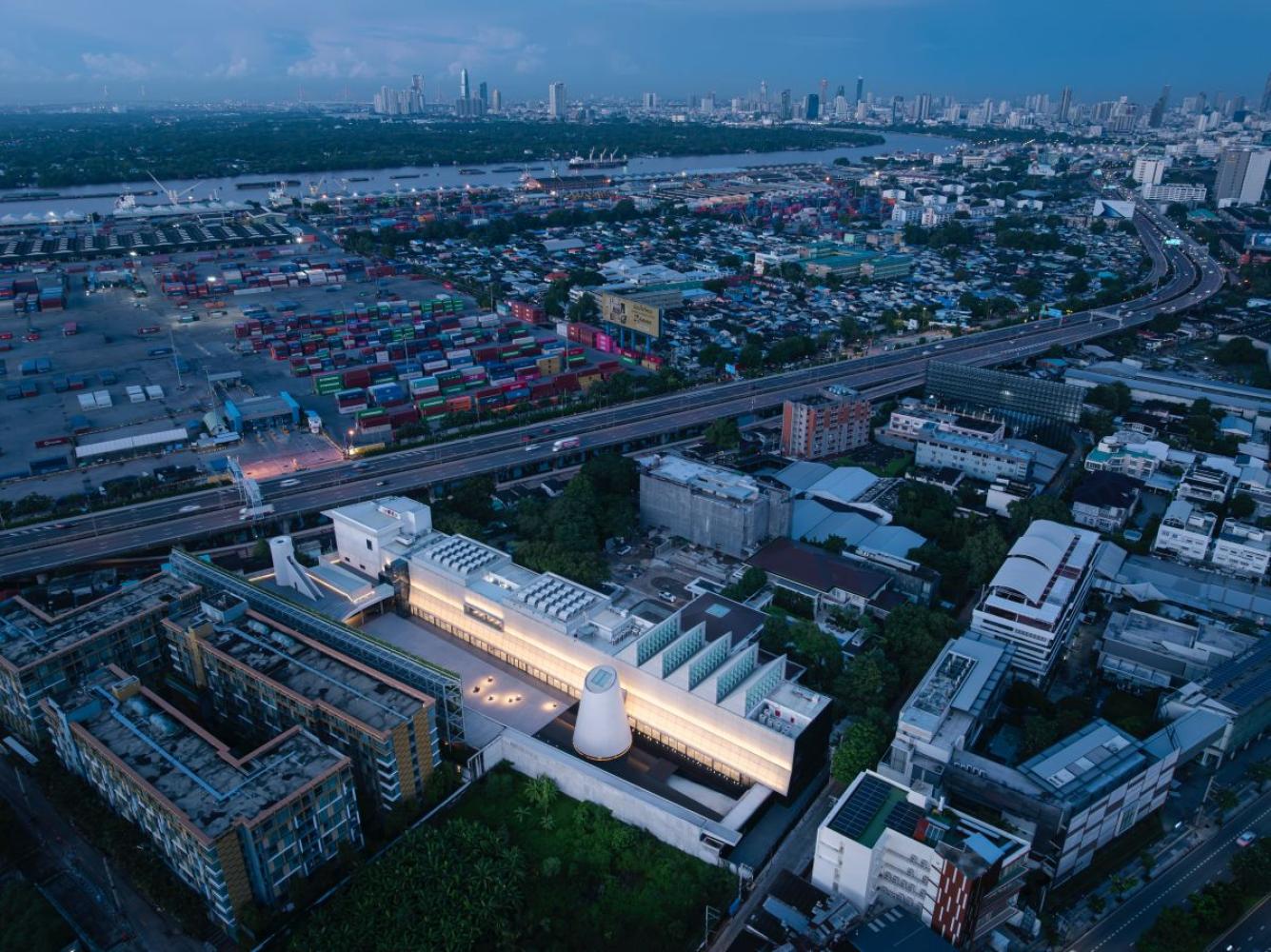 Das Dib Bangkok wirkt wie eine Oase in der Megacity. Die Architektur von Why Architecture schafft Zonen der Ruhe und Klarheit