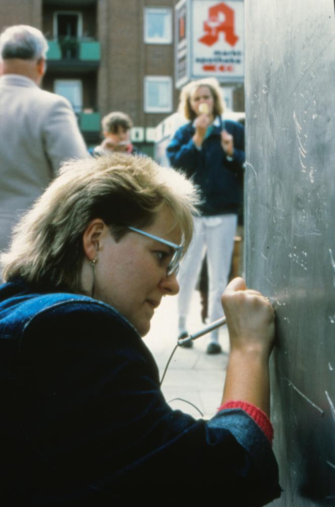Je mehr Unterschriften die zwölf Meter hohe Stele trägt, um so mehr von ihr wird in den Boden eingelassen
