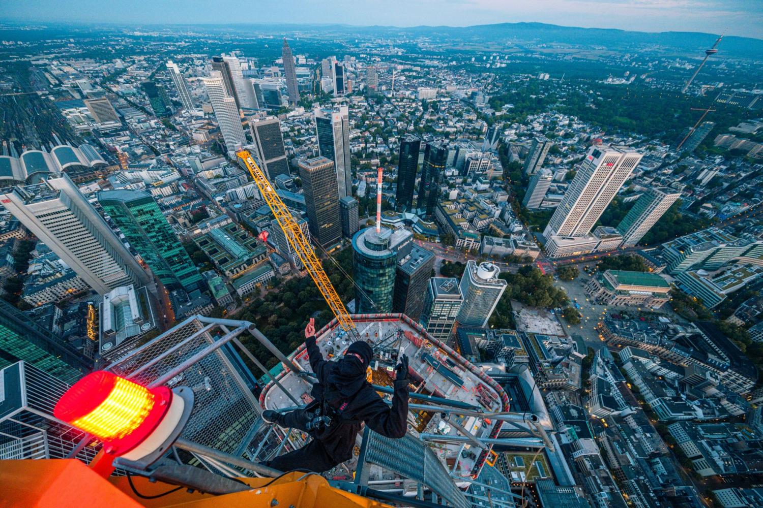 Für ihre Fotos müssen Julian, Finn, Felix und Sergios auch mal am Sicherheitspersonal vorbei, Türen öffnen, die eigentlich verschlossen bleiben sollen