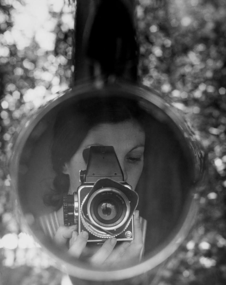 Graciela Iturbide "Autorretrato en mi casa", Mexiko, 1974