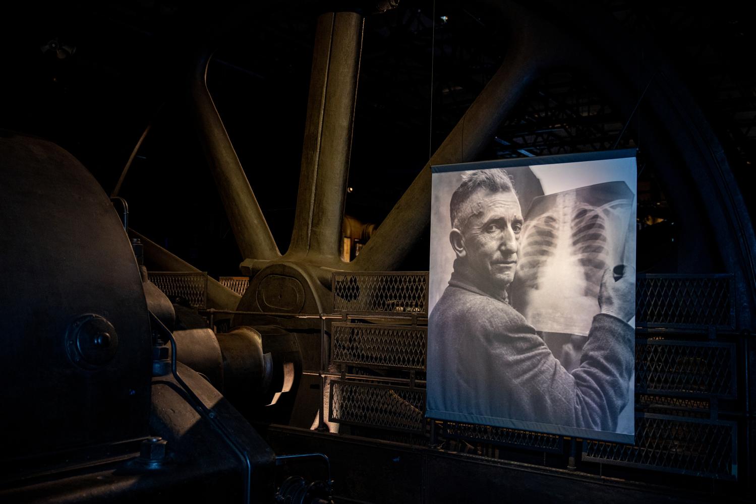 Installationsansicht "X-Ray - Die Macht des Röntgenblicks" in der Völklinger Hütte, 2025