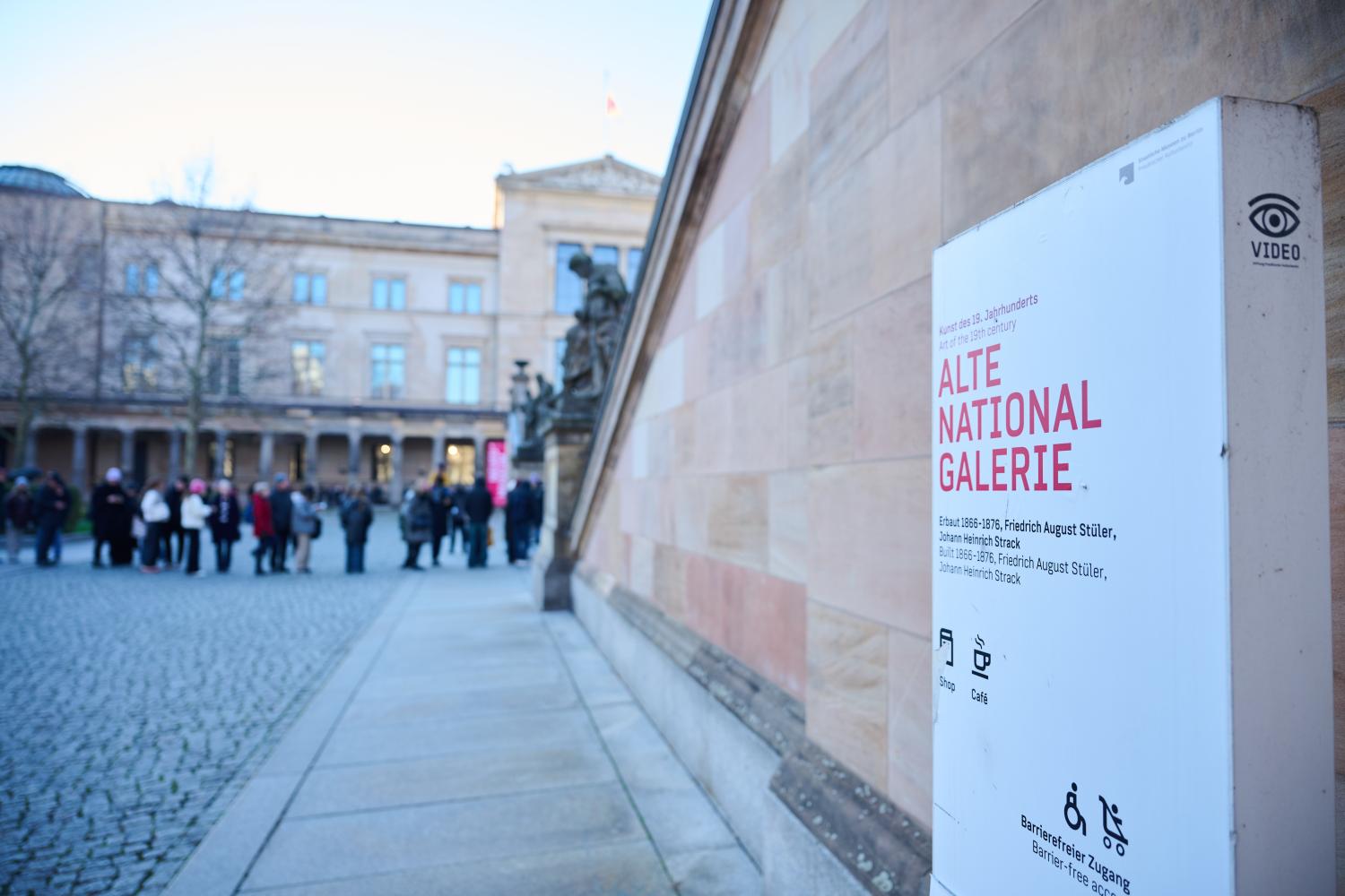 Schlange vor der Alten Nationalgalerie am bisher letzten freien Museumssonntag im Dezember 2024
