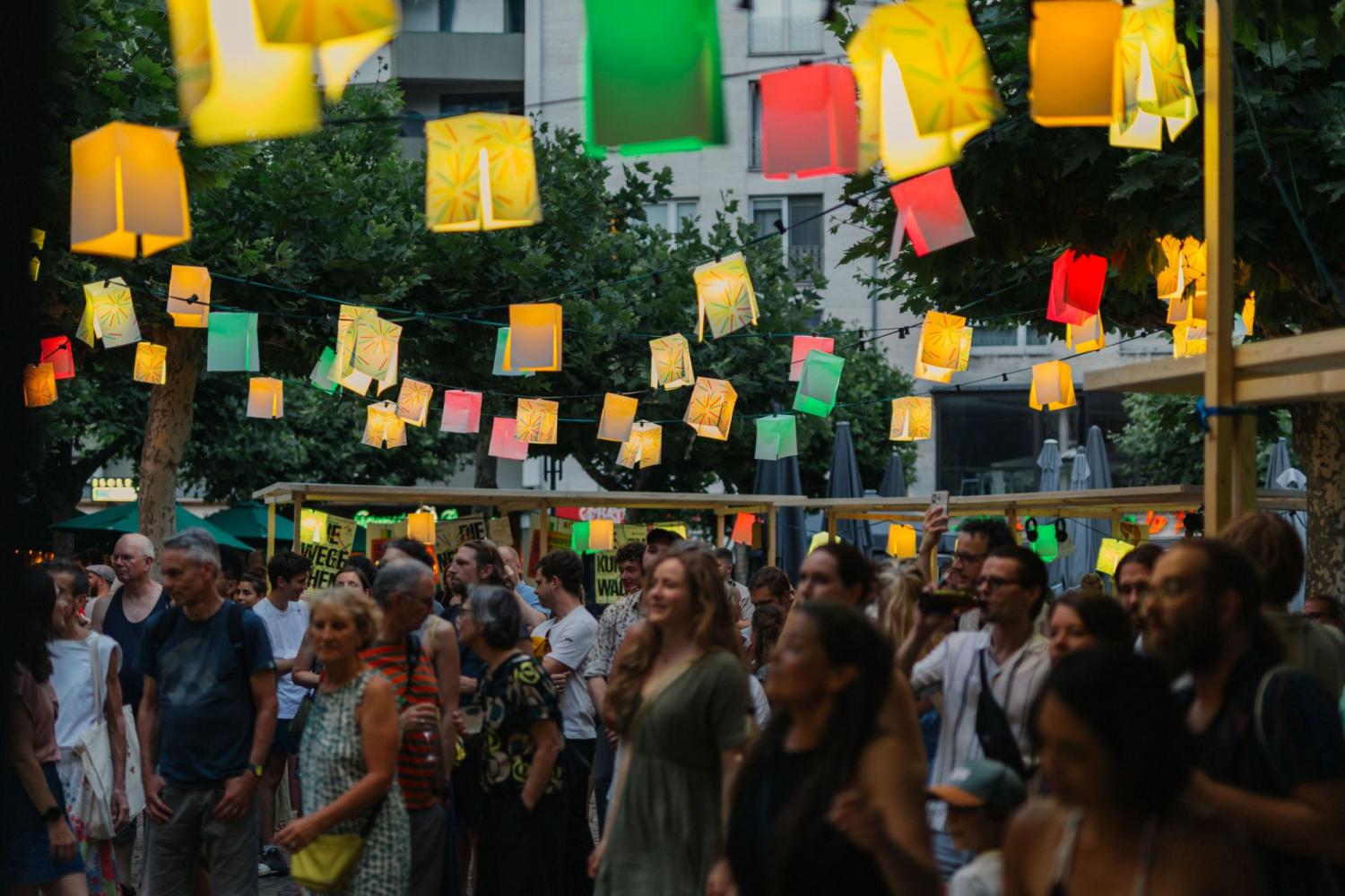 Auftakt der Lampionfeste, Paulsplatz, Frankfurt am Main, initiiert vom Deutschen Architektur Museum, Juli 2025