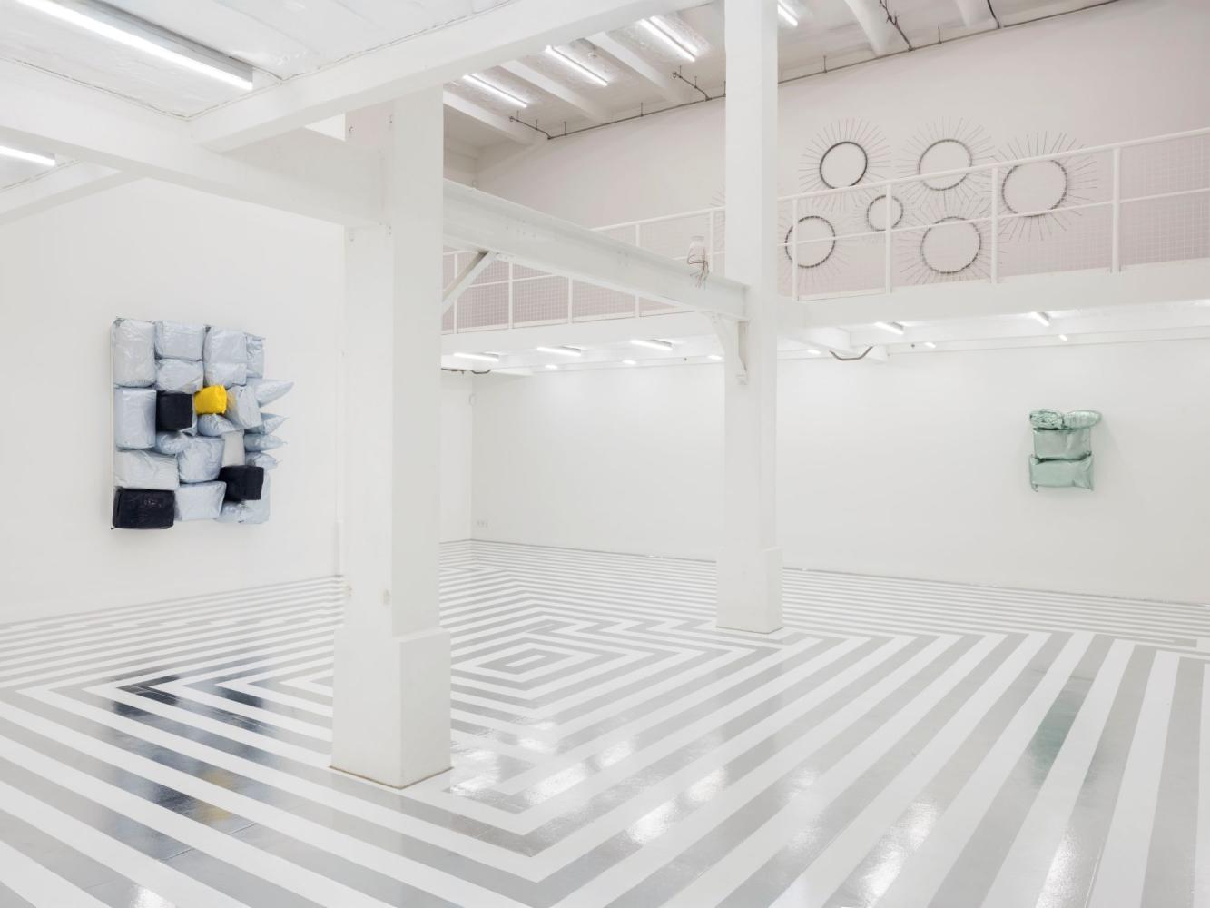 Jim Lambie "High Voltage", Installationsansicht, Konrad Fischer Galerie, Berlin 2026