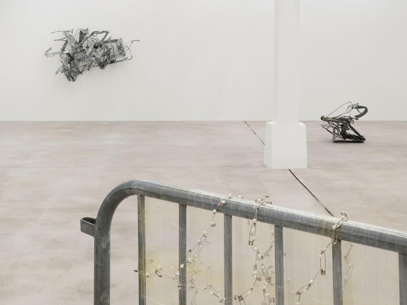 Jim Lambie "High Voltage", Installationsansicht, Konrad Fischer Galerie, Berlin 2026