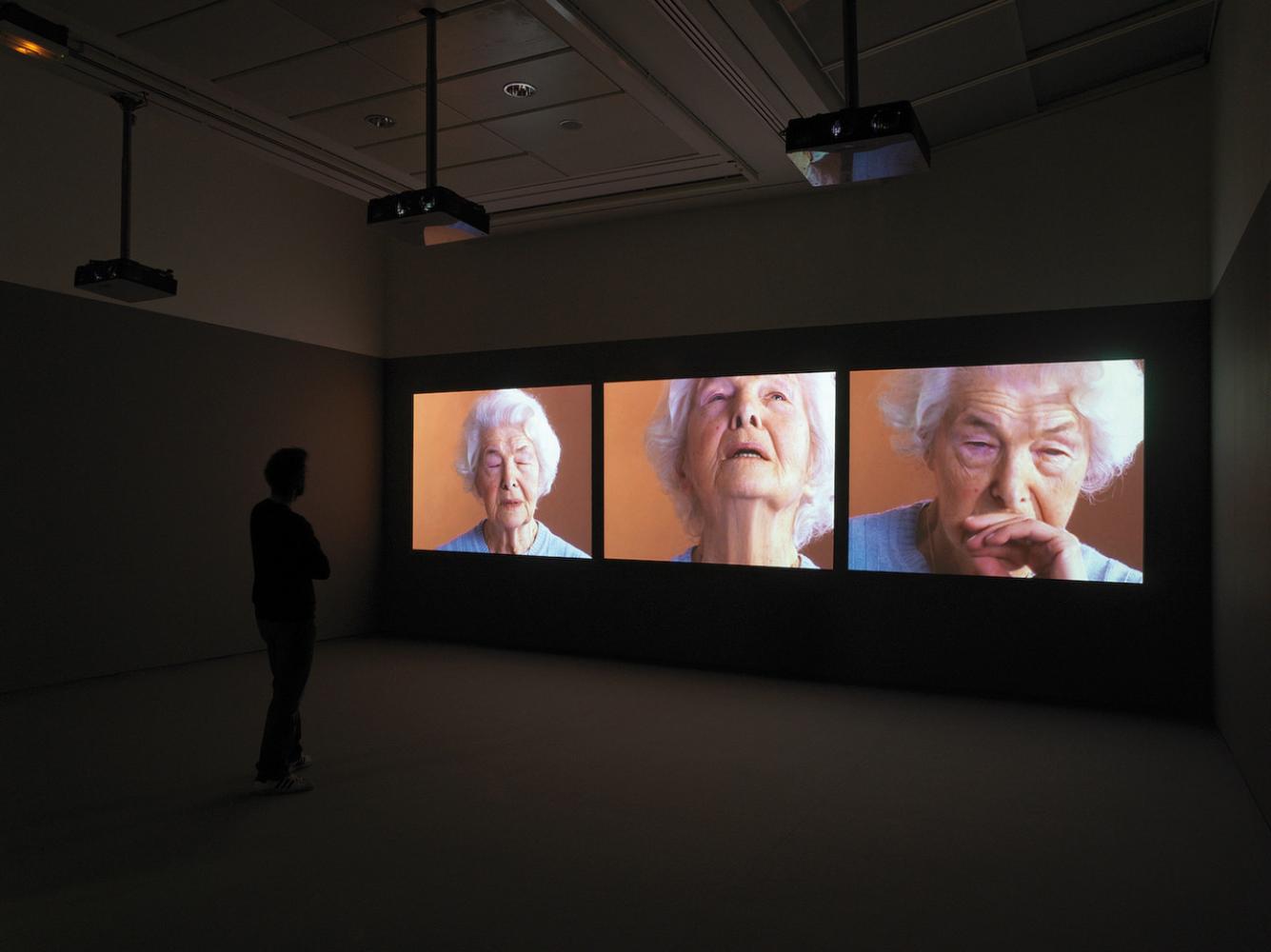 Esther Shalev-Gerz "Between Listening and Telling: Last Witnesses, Auschwitz", 1945-2005, Installationsansicht, Jeu de Paume, Paris