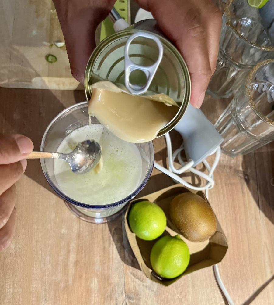 Bei der Limonada suíça trifft saure Limette auf süße Kondensmilch