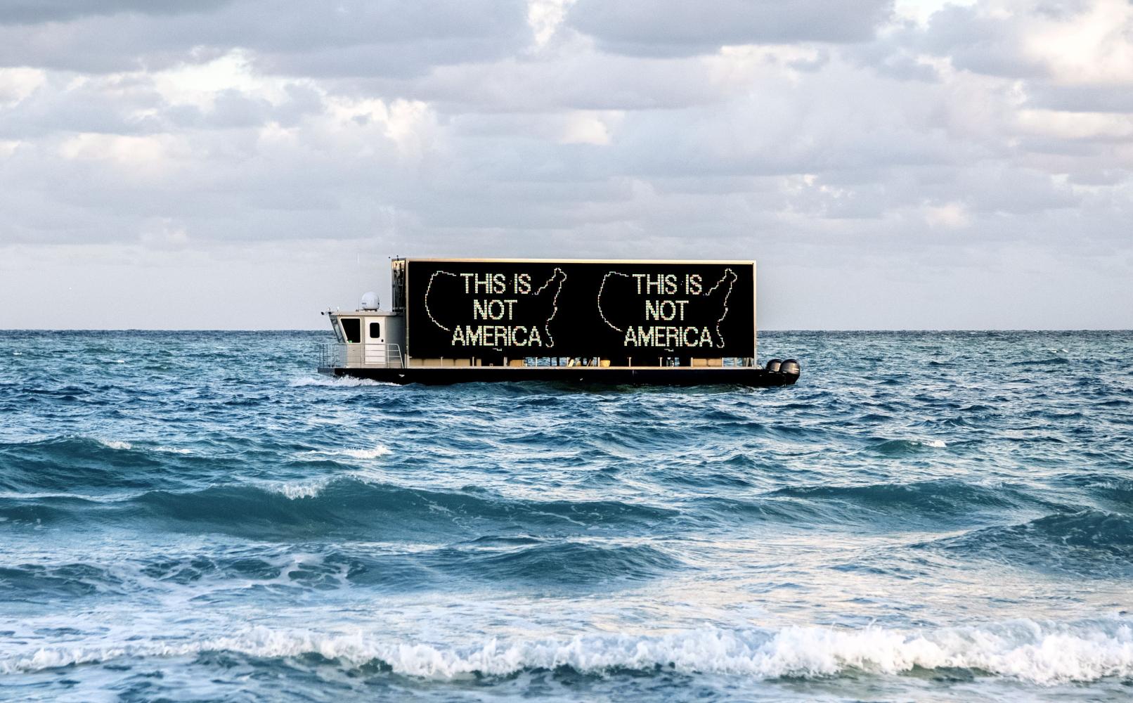 Alfredo Jaar "A Logo for America", 1987, Präsentation 2018 vor der Küste von Miami
