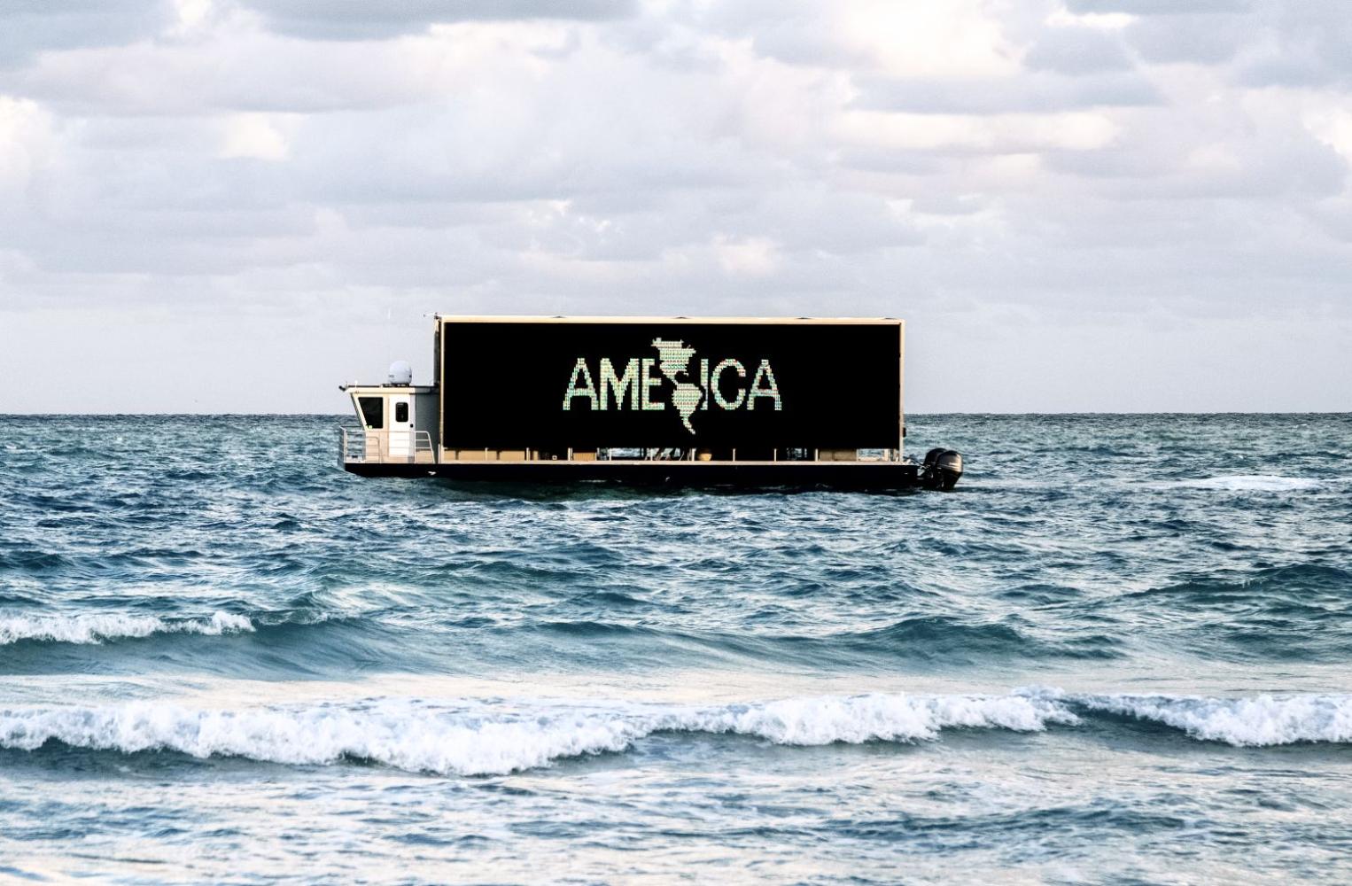 Alfredo Jaar "A Logo for America", 1987, Präsentation 2018 vor der Küste von Miami