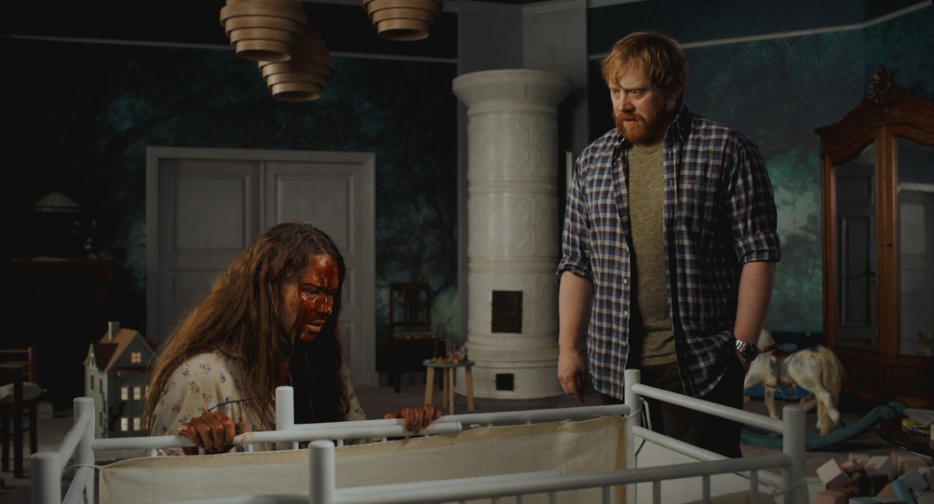 Seidi Haarla und Rupert Grint in einer Szene von "Yön Lapsi"