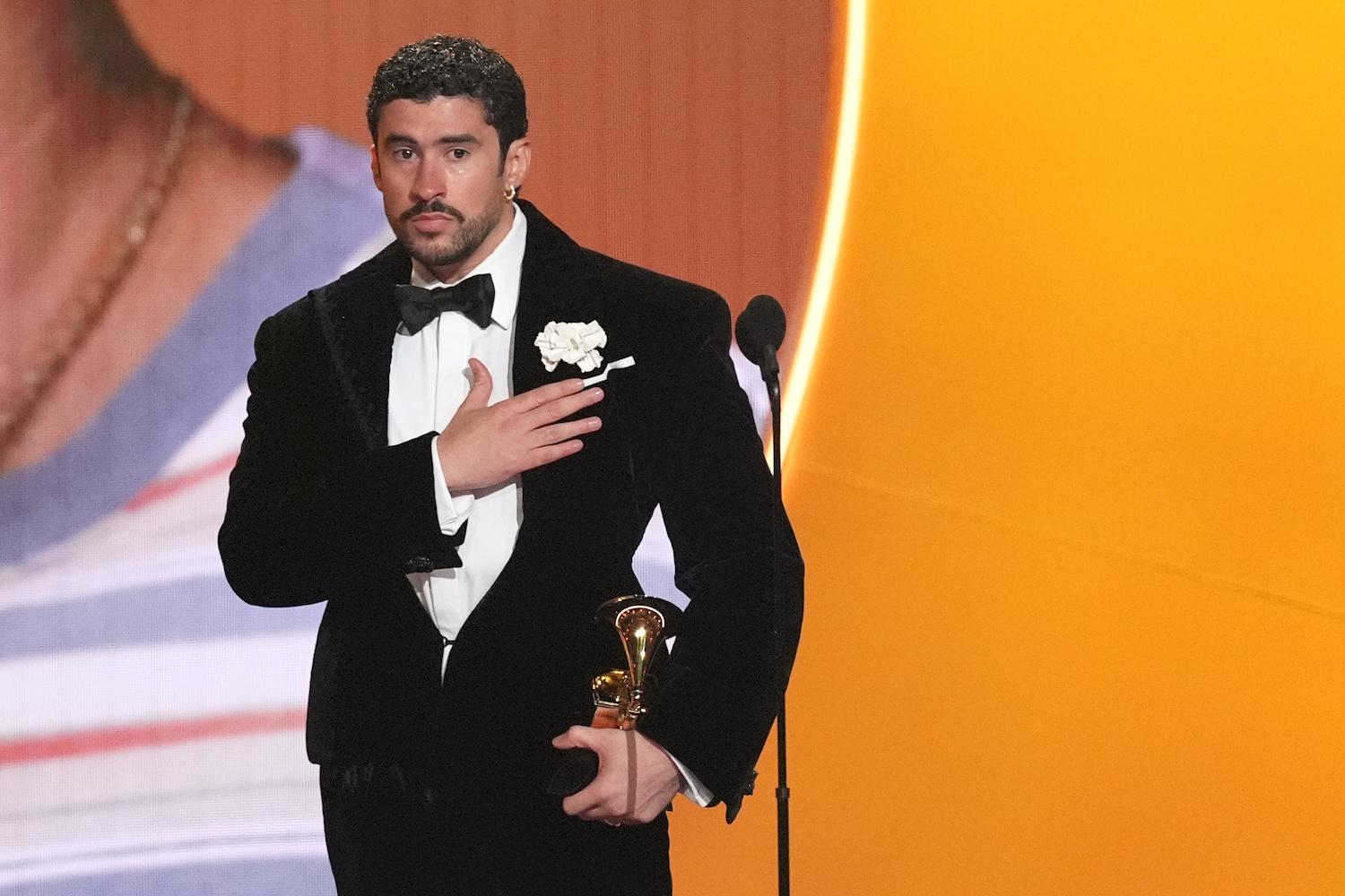 Bad Bunny nimmt den Preis für das Album des Jahres für "Debi Tirar Mas Fotos" während der 68. Grammy Awards entgegen