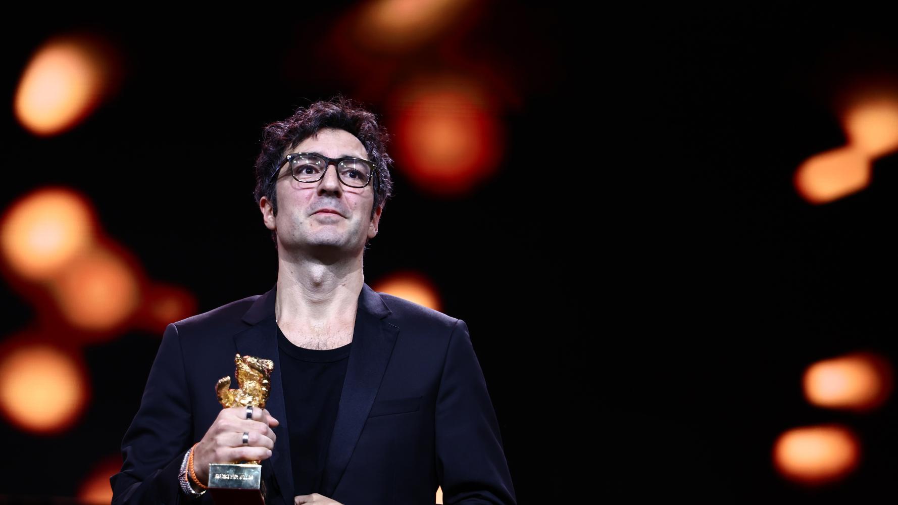 Ilker Çatak, Regisseur des Films "Gelbe Briefe", mit dem Goldenen Bären für den Besten Film der Berlinale